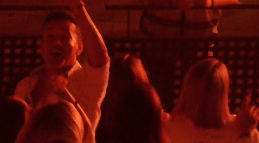 Los padres de Aitana Ocaña disfrutan del concierto de su hija en Barcelona como dos auténticos fans