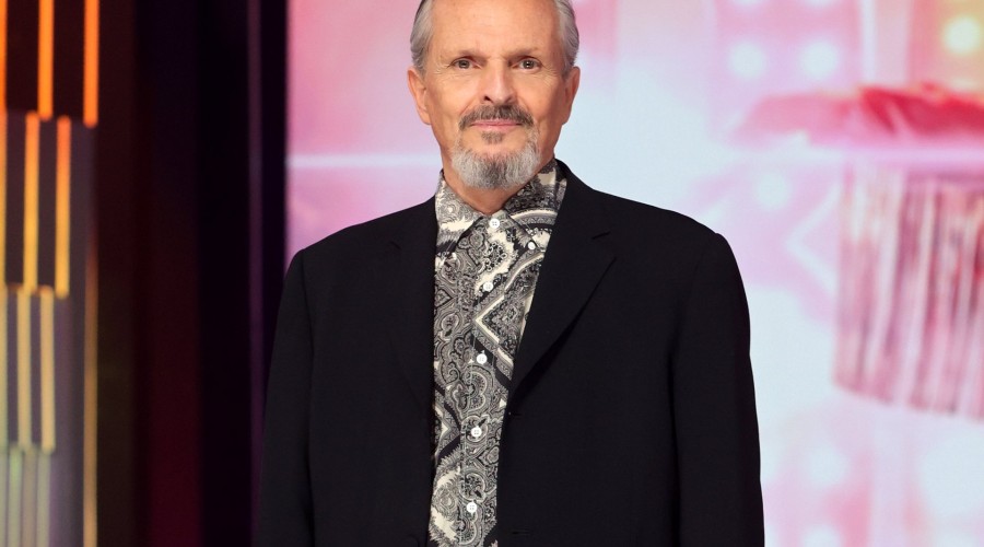 Miguel Bosé acude a 'Vamos a ver más' a hablar de su biopic, ahora en Telecinco