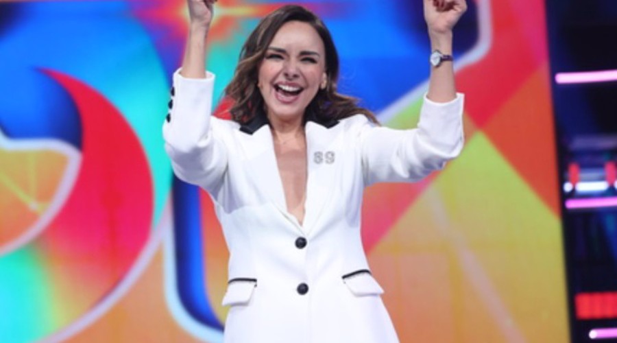 Chenoa, de su significativo look a sus emocionantes palabras en su estreno como presentadora de 'Operación Triunfo'