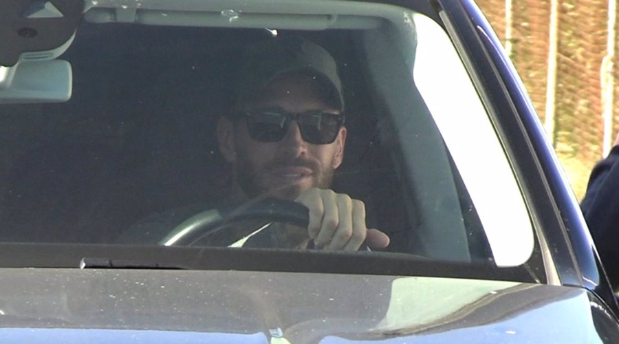 Sergio Ramos afronta los rumores de crisis con Pilar Rubio con una sonrisa y volcado en sus fans