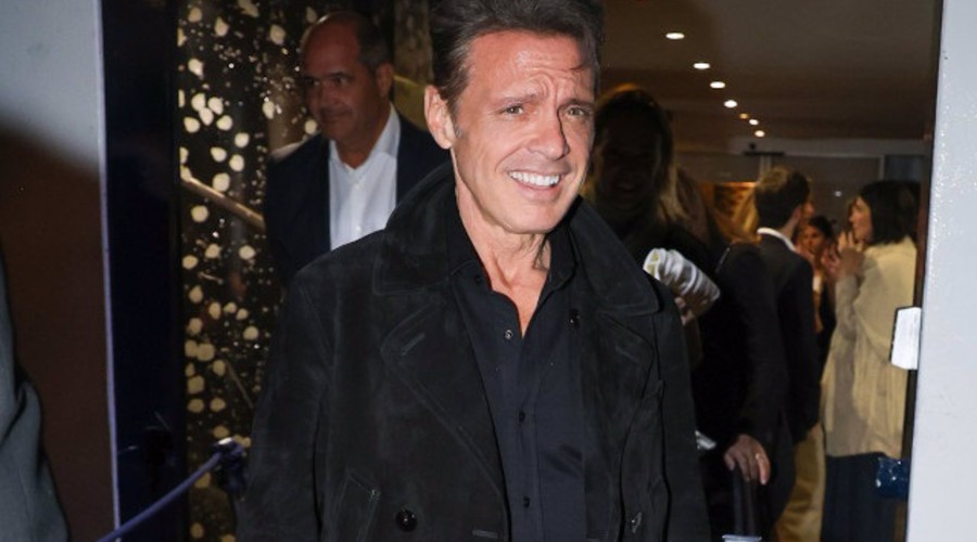 Luis Miguel sufre una caída durante su concierto en México y se hace viral