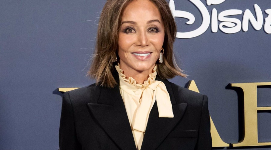 Isabel Preysler, derroche de elegancia con un look bicolor perfecto con terciopelo, flores y champán