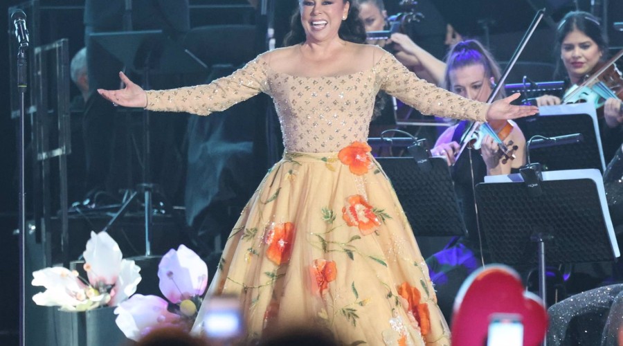Isabel Pantoja repite estilismo en Barcelona con un vestido de pedrería