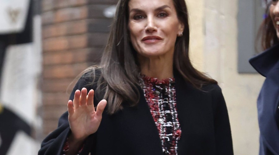 La Reina Letizia reafirma su lucha contra la prostitución estrenando una chaqueta muy especial