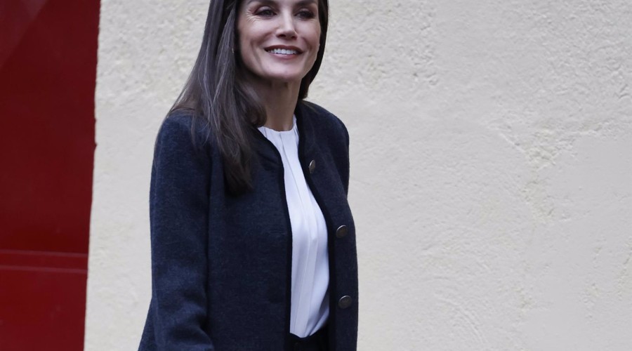 La Reina Letizia, una juvenil y sonriente 'working girl' en su primer acto de la semana