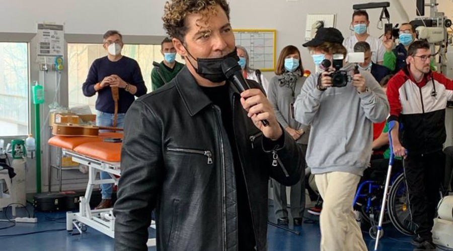 David Bisbal sorprende actuando en el hospital de Parapléjicos de Toledo dónde estuvo ingresado su hermano