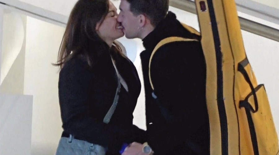 ¡EXCLUSIVA! ¡Jessica Bueno y Luitingo, enamoradísimos! Besos apasionados y muchas risas en su reencuentro en Bilbao
