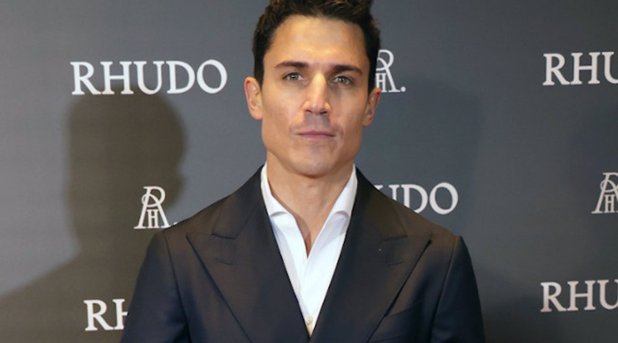 Álex González habla de sus ex en la inauguración de su nuevo negocio