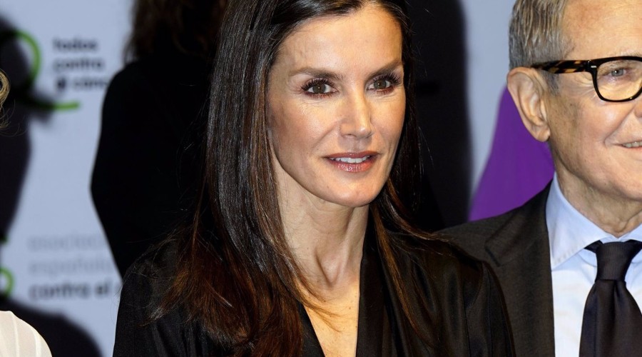 La Reina Letizia recupera su falda de cuadros de Massimo Dutti y triunfa una vez más. ¡Ya hemos perdido la cuenta!