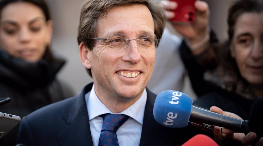 En Galicia, comiendo cocido y con Mariano Rajoy. Así ha sido la primera despedida de soltero de Martínez-Almeida
