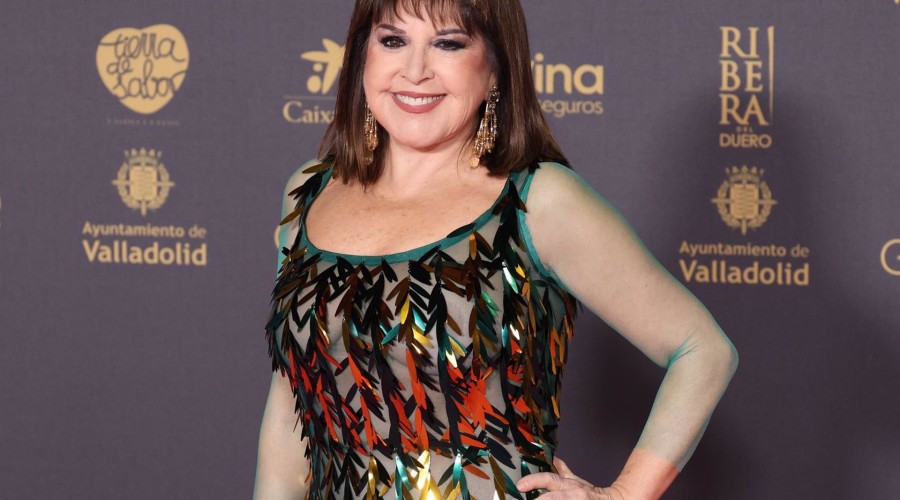 Loles León visibiliza a las mujeres víctimas de la trata con un vestido confeccionado por ellas