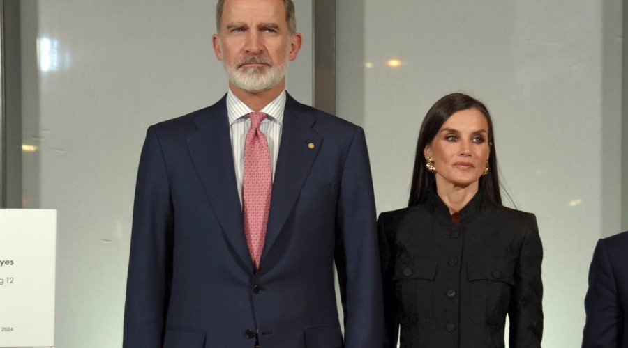 Doña Letizia estrena un dos piezas estilo militar