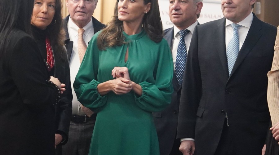 La Reina Letizia recupera el vestido 'low cost' verde esmeralda con el que eclipsó a Mary de Dinamarca