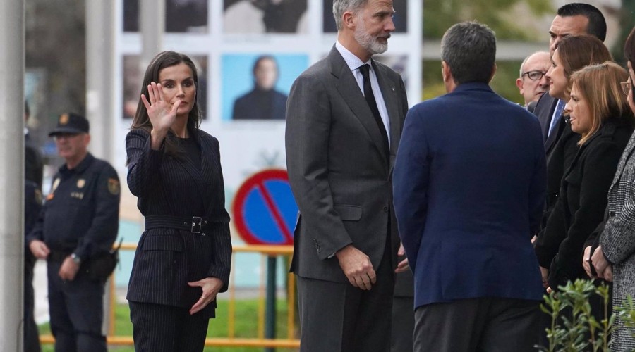 Los Reyes Felipe y Letizia se encuentran con las víctimas del incendio de Valencia