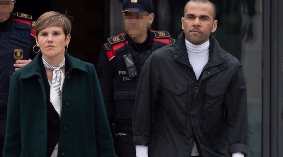 Dani Alves sale de prisión con la cabeza alta, mirada desafiante y seriedad en su rostro