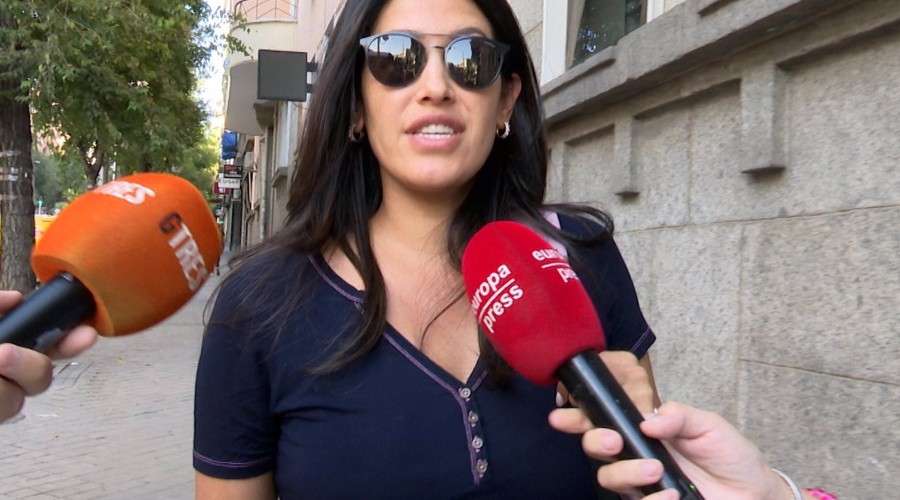 Gabriela Guillén practica sus habilidades como mamá