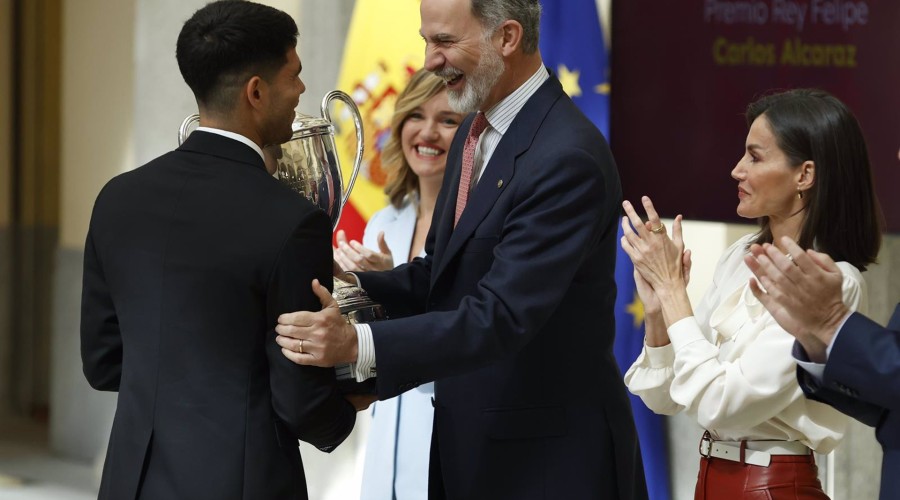 La complicidad y las risas de los Reyes Felipe y Letizia con Carlos Alcaraz