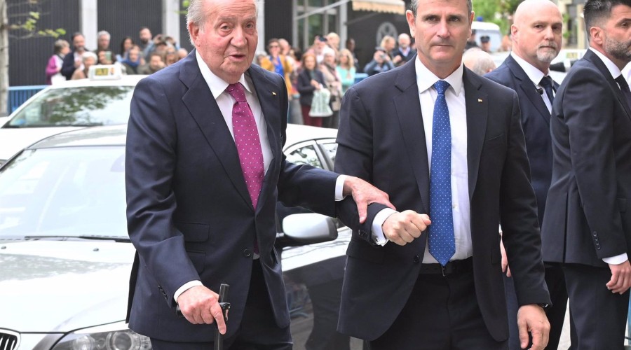 El Rey Juan Carlos I asiste feliz a la boda de José Luis Martínez-Almeida y Teresa Urquijo