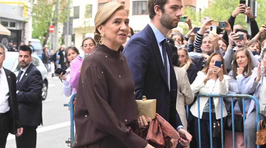 La Infanta Cristina acude con Juan Valentín a la boda de José Luis Martínez-Almeida