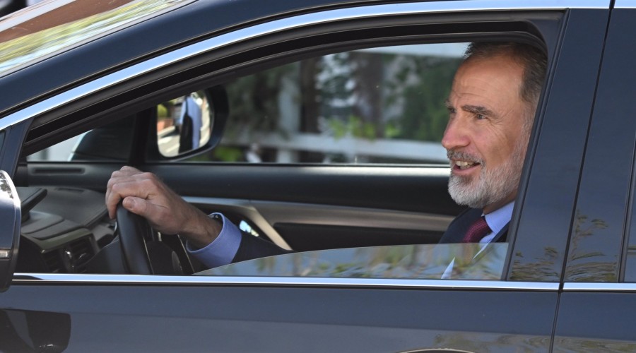 El Rey Felipe llega a la clínica Ruber para visitar a su madre