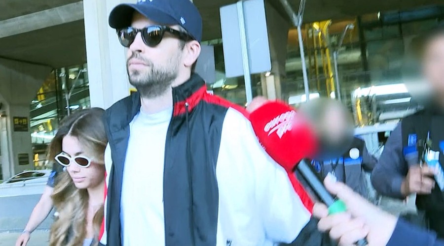Gerard Piqué y Clara Chía, custodiados por ocho personas de seguridad de AENA en su llegada a Madrid
