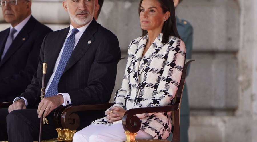 La Reina Letizia, imparable a pesar de su lesión, deslumbra con su look bicolor en el aniversario de la Policía Nacional