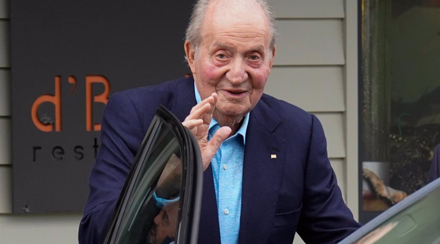 El Rey Juan Carlos disfruta de una comida con amigos tras su vuelta a España, un mes después de su última visita