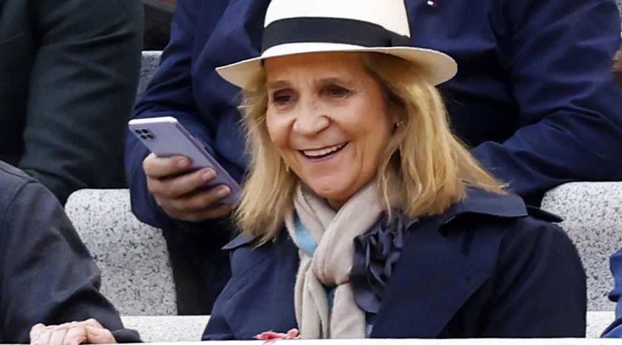 La infanta Elena esquiva la polémica por el coche de lujo que doña Cristina habría cedido a Urdangarín