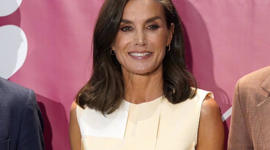 La reina Letizia rescata de su armario su blusa más original