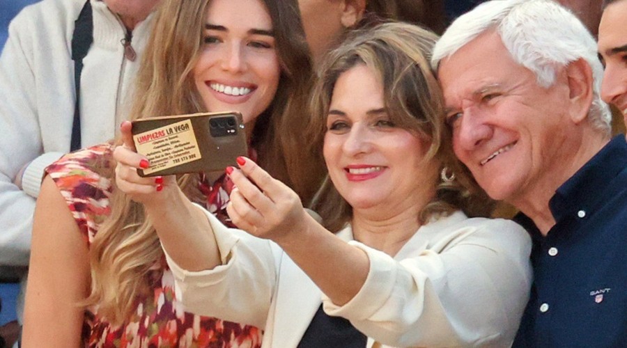 Los padres de Ana Soria, encantados de tener a Enrique Ponce como yerno, se pronuncian sobre su 'sí quiero'