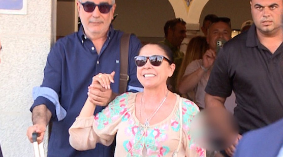Los fans de Isabel Pantoja reciben a la cantante entonando sus canciones