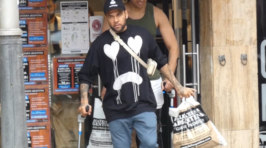 Dani Alves, cojeando y con muletas, sorprende con flores y una barbacoa a Joana Sanz en su cumpleaños