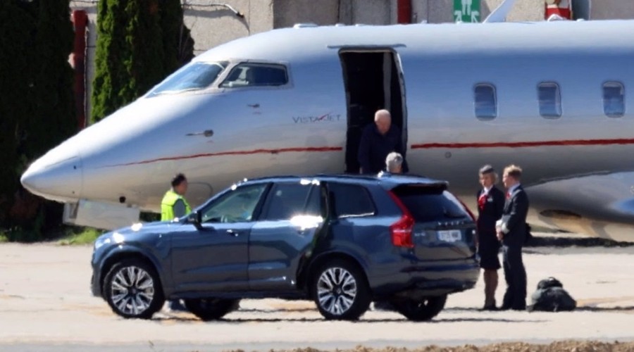 El Rey Juan Carlos llega a Vigo para participar en las regatas del fin de semana