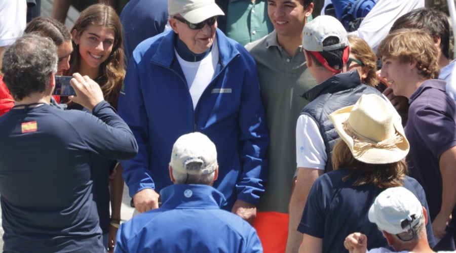 El Rey Juan Carlos causa sensación entre los jóvenes de Sanxenxo con un encuentro inolvidable