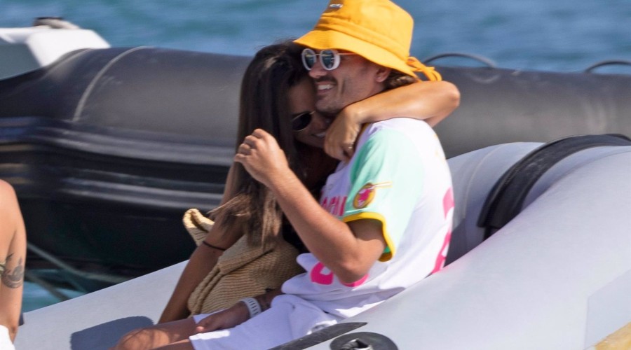 Antoine Griezmann y su mujer, Erika Choperena, presumen de complicidad en Ibiza junto a su familia